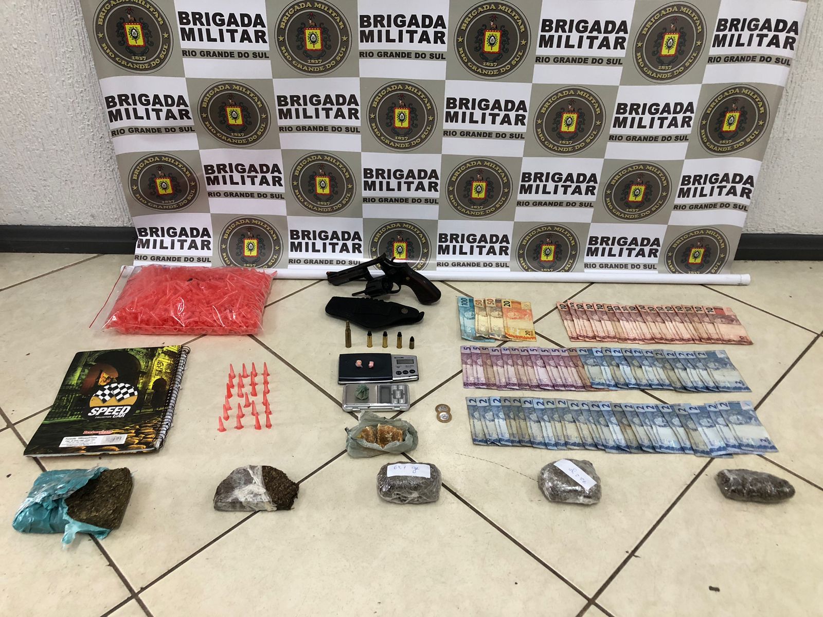 Jovens são presos em Igrejinha com mais de 600 gramas de drogas e um revólver