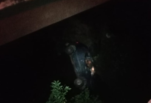 Veículo cai em arroio na ERS-239 e vítimas são socorridas pelos bombeiros de Parobé e de Taquara