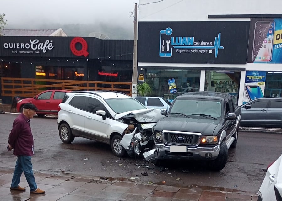 Colisão entre dois veículos é registrada na região central de Igrejinha – Veja vídeo