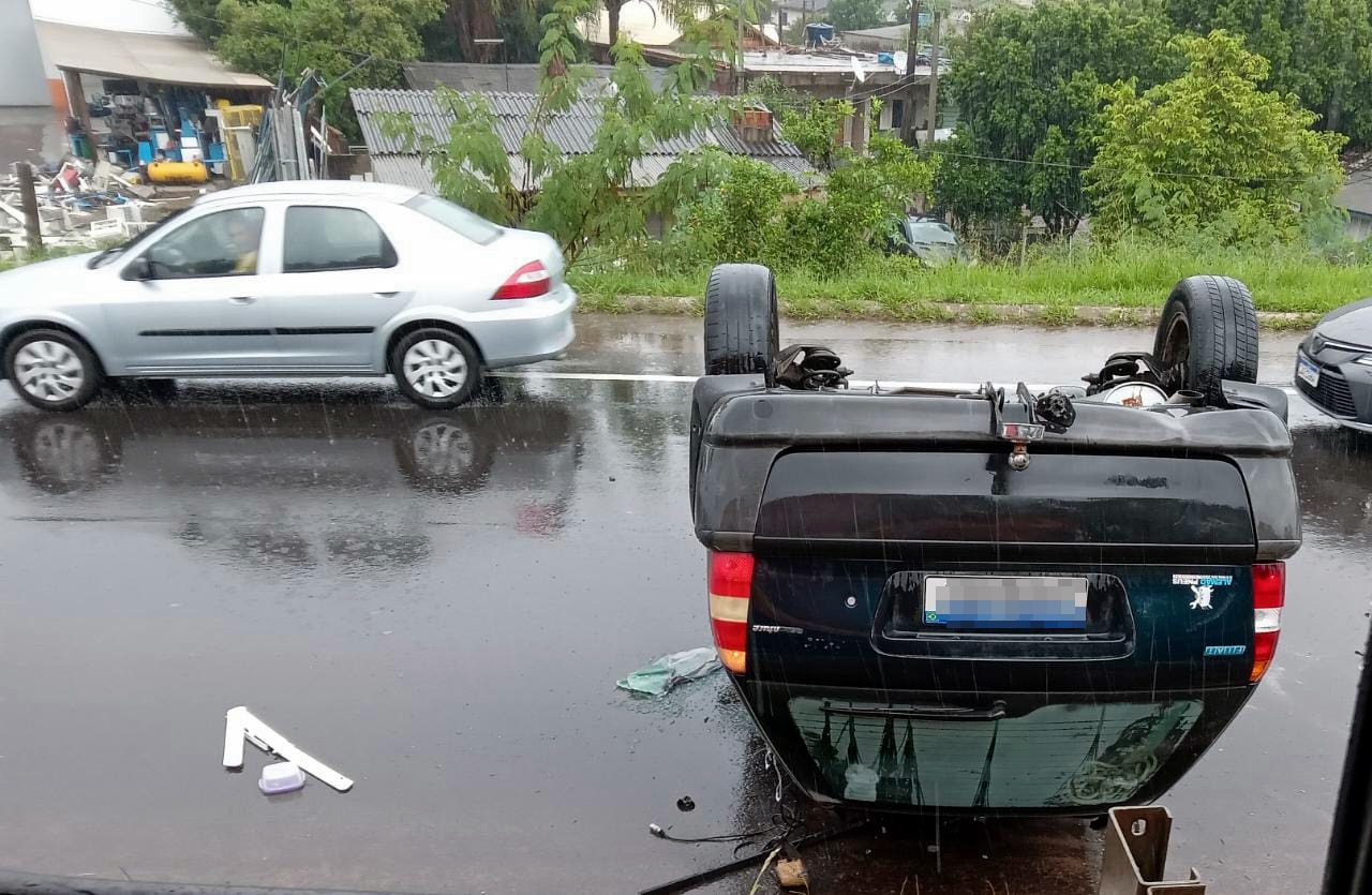 Veículo sofre capotamento na ERS-239 em Parobé