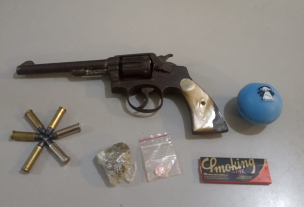 Homem é preso por porte ilegal de arma de fogo, lesão corporal e posse de entorpecentes em Taquara