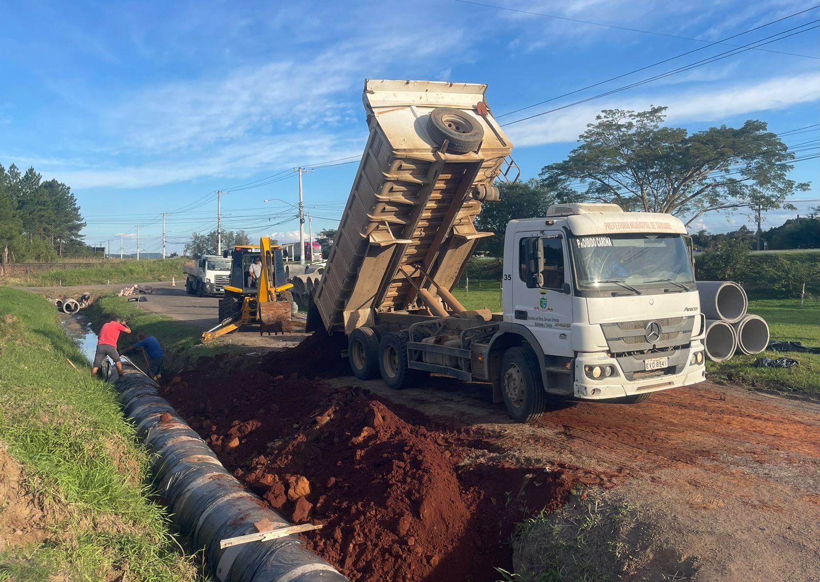 Secretaria de Obras de Taquara instala nova canalização no acesso principal ao Bairro Eldorado
