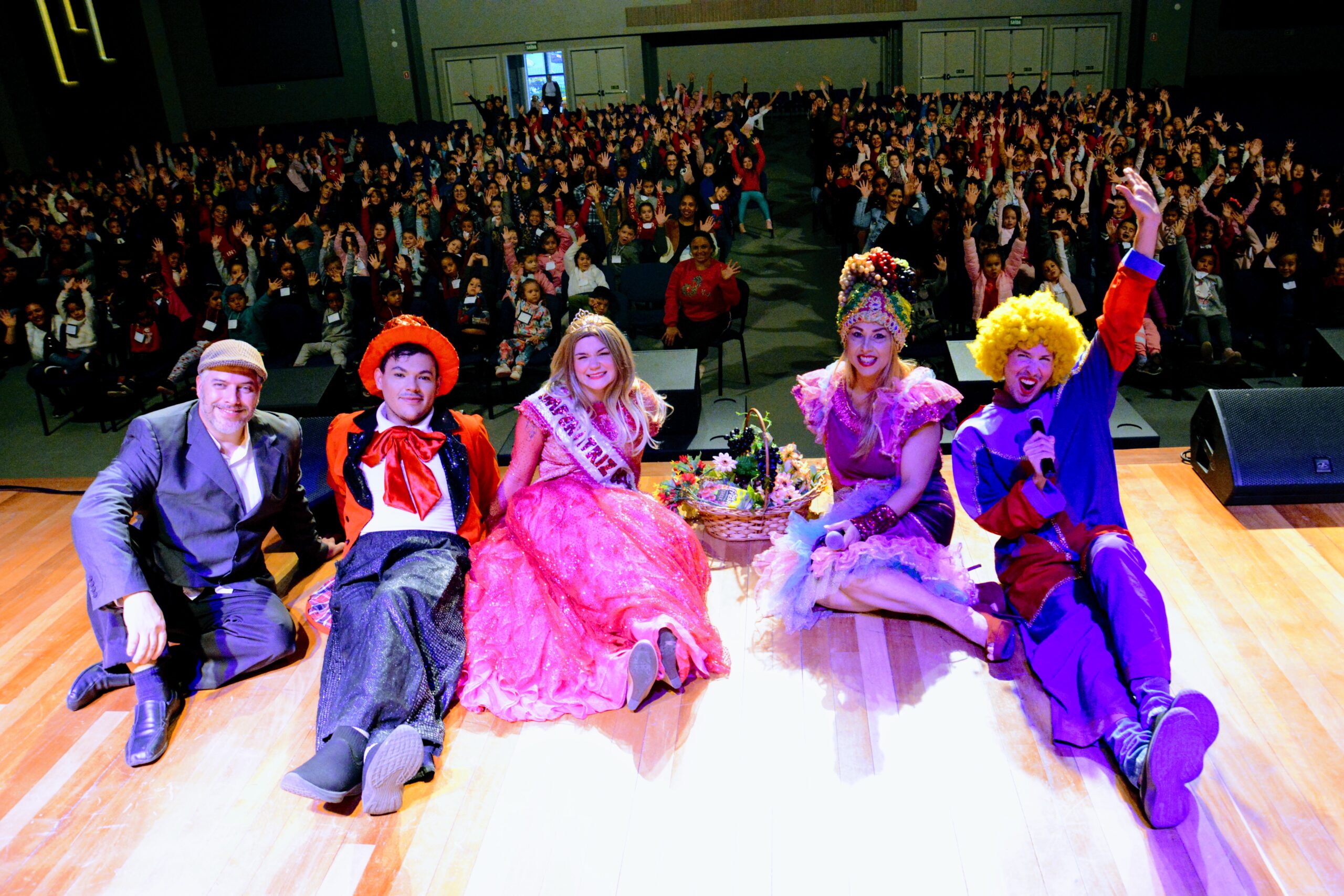 Mais de mil alunos de Taquara assistem a peça teatral "Abra a boca e feche os olhos"