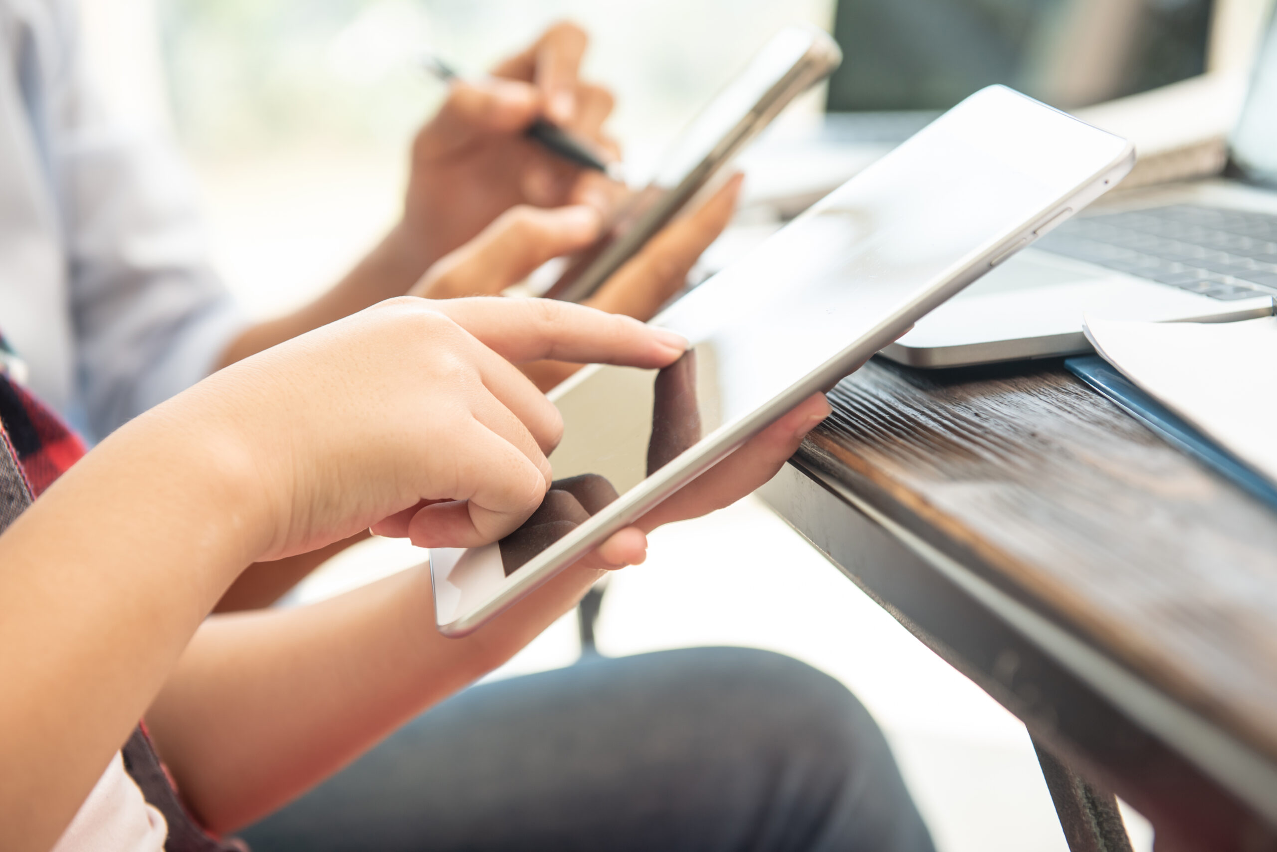 Instrutora dos cursos de Beleza do Senac Taquara avalia a ascensão dos e-books no mercado literário