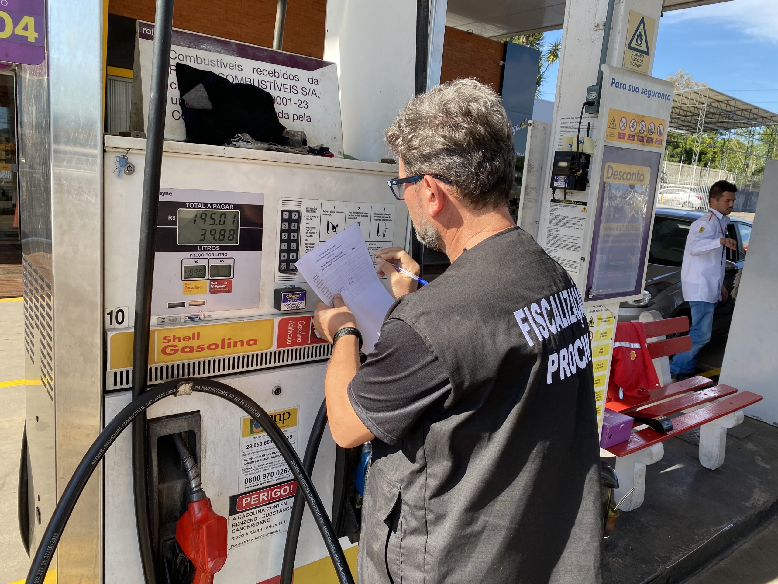 Procon de Taquara realiza mutirão de pesquisa sobre o preço dos combustíveis