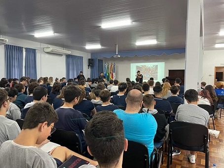 Policiais penais de Taquara palestram sobre segurança nas escolas para 300 alunos