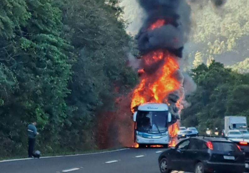 Ônibus fica destruído após incêndio e trânsito foi bloqueado para combate às chamas na ERS-115