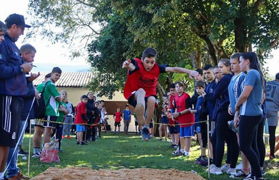 Jogos Escolares de Rolante reúnem mais de 400 estudantes para provas de atletismo