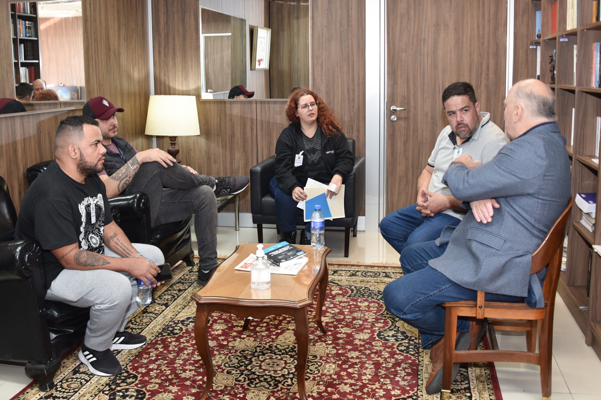 Motoristas de aplicativos realizam protesto e entregam manifesto ao vice-presidente do TRT-4