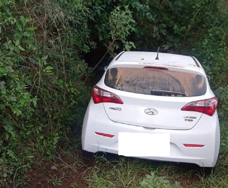 Veículo utilizado em assalto a mercado é abandonado em Rolante