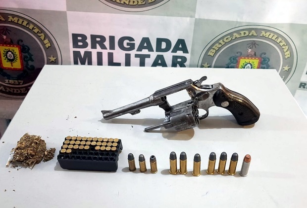 Brigada Militar apreende arma e munições no quarto de adolescente em Igrejinha