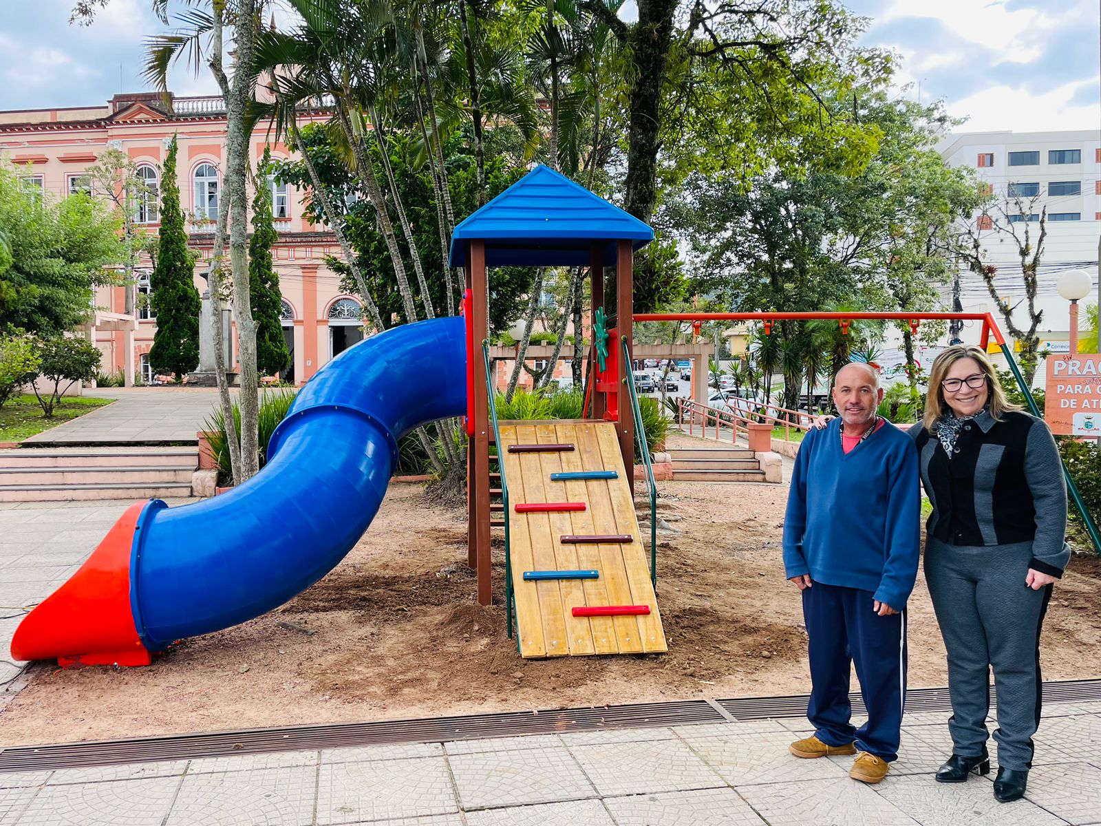 Novo playground é instalado na Praça Marechal Deodoro em Taquara