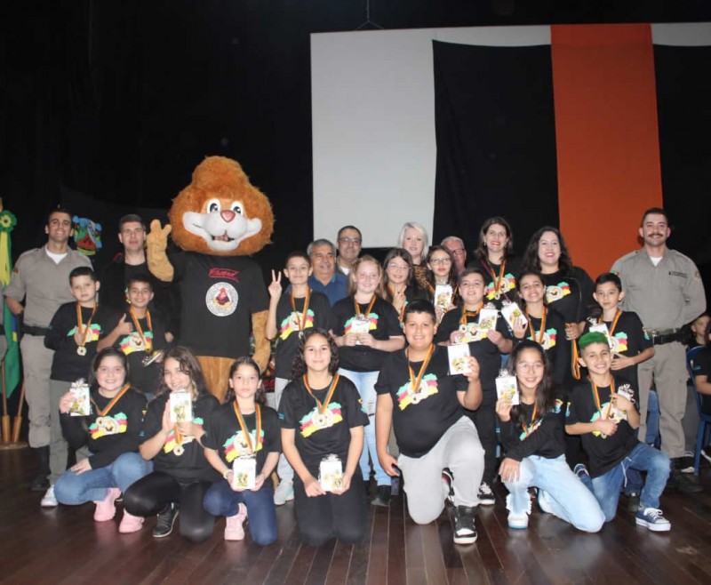 Brigada Militar forma quase 100 alunos na primeira turma do Proerd em Três Coroas