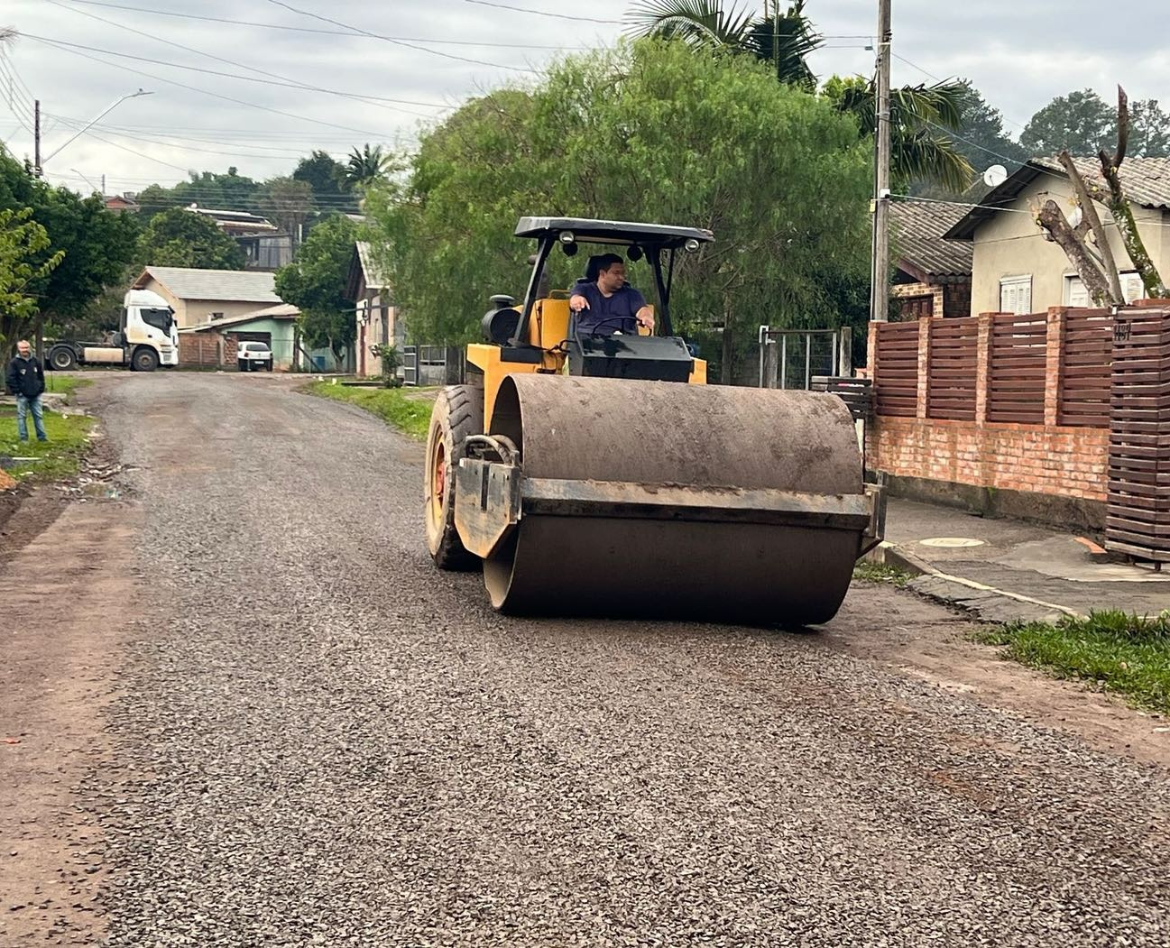 Secretaria de Obras de Taquara realiza a colocação de britas nas ruas do bairro Empresa