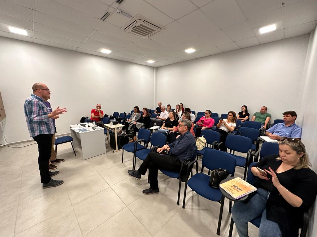 Deputado estadual Joel Wilhelm se reúne com fabricantes de piscinas em Taquara