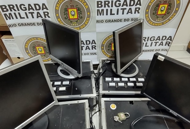 Brigada Militar apreende quatro máquinas caça-níqueis em bar de Três Coroas
