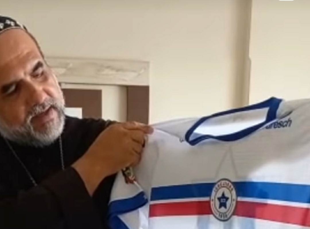 Esporte Clube Igrejinha presenteia ex-candidato à presidência Padre Kelmon com camisa do time