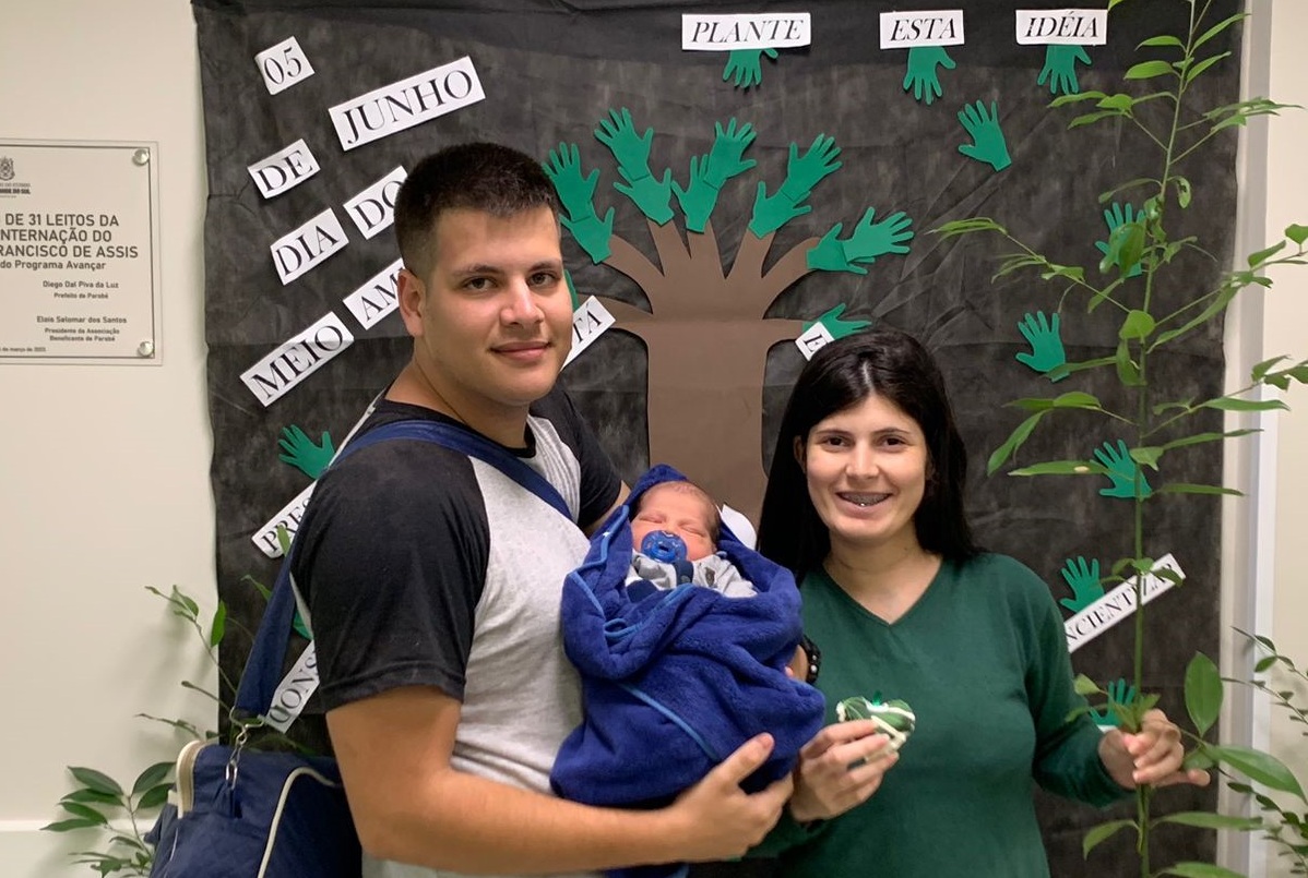 Bebês nascidos no hospital de Parobé são presenteados com uma muda de planta