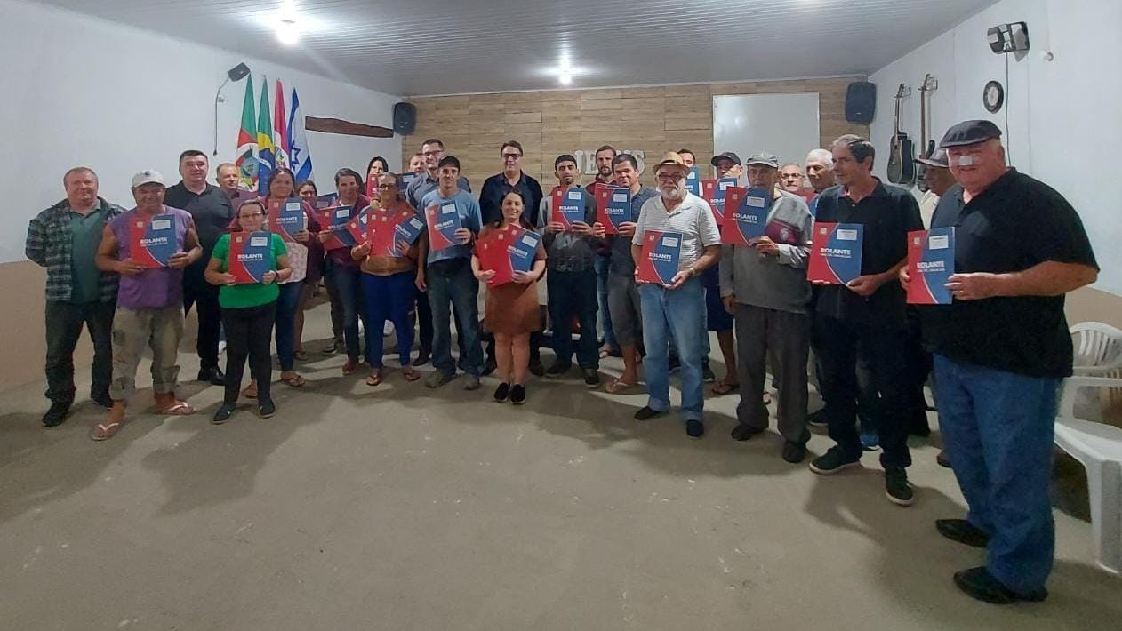 Prefeito de Rolante entrega escrituras para moradores do Loteamento Anildo Garcia