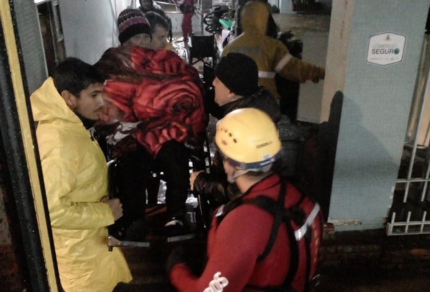 Bombeiros de Taquara resgatam idosos após abrigo ficar alagado