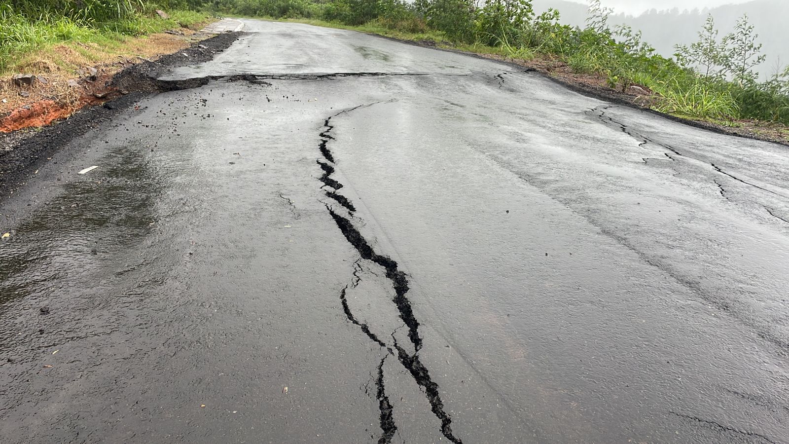 Chuvas intensas provocam desníveis no asfalto da estrada de acesso a Serra Grande em Igrejinha