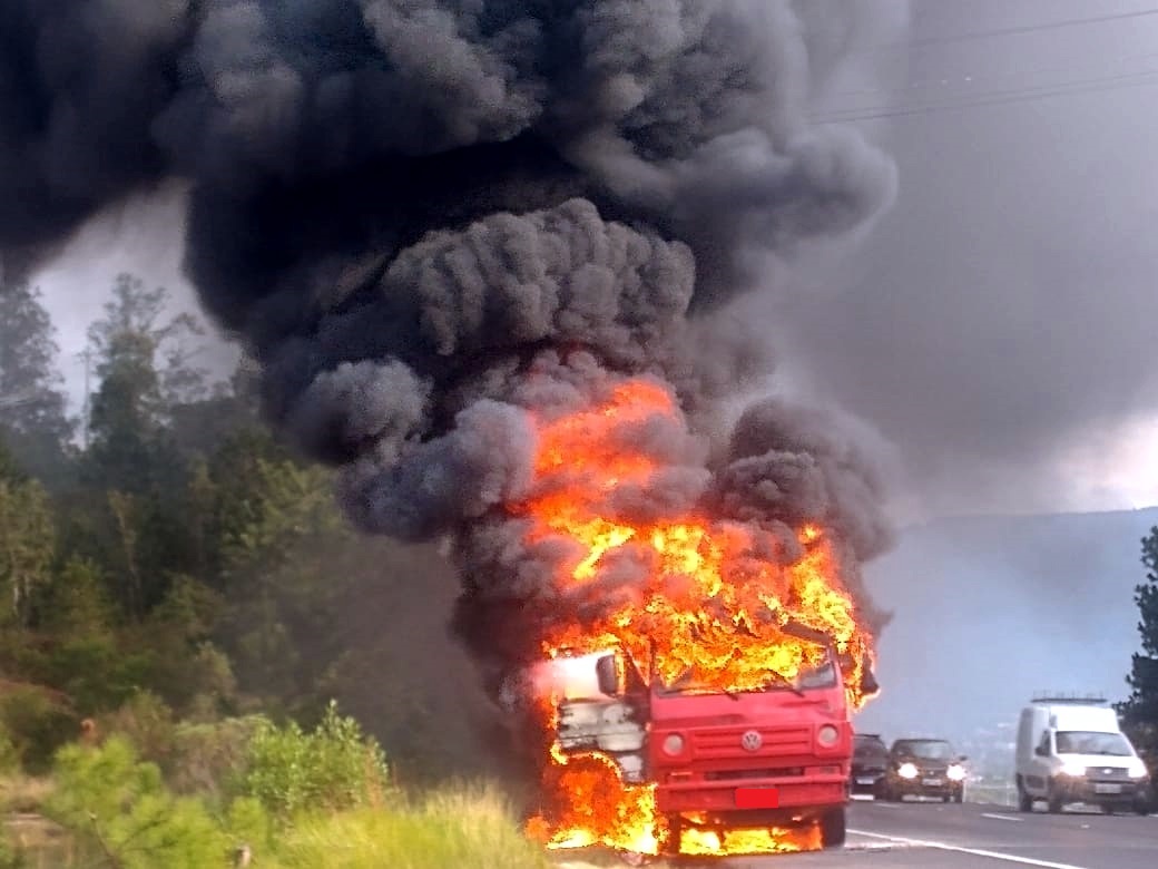 Caminhão incendeia na ERS-239 em Parobé