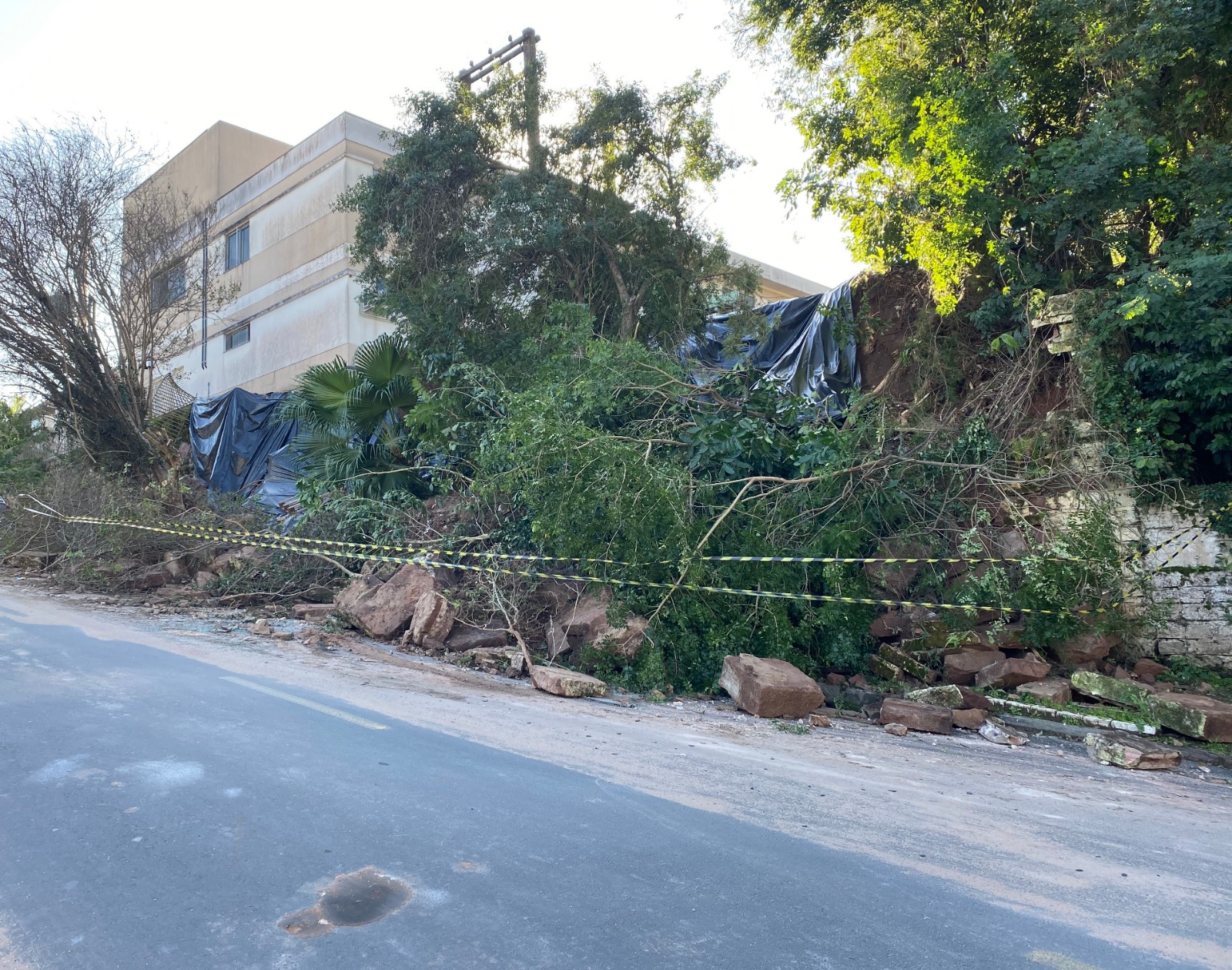 Diretoria de Trânsito de Taquara bloqueia trecho da rua do Hospital Bom Jesus