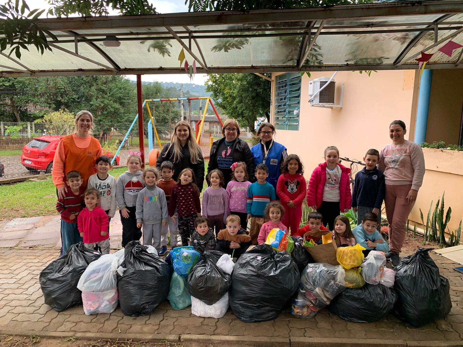 Programas Primeira Infância Melhor e Criança Feliz de Rolante recebem doação da escola Gente Miúda
