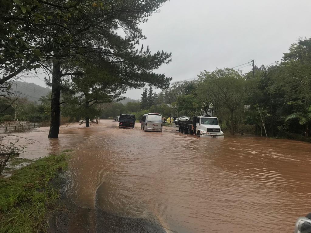 Passageiros são resgatados de micro-ônibus trancado em alagamento na ERS-020