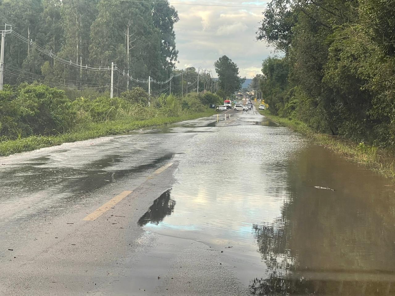 Alagamentos causam dois bloqueios na ERS-020