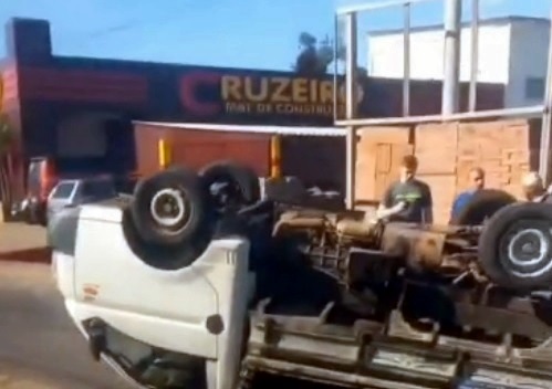 Colisão entre veículos resulta no capotamento de caminhão na ERS-020 em Taquara