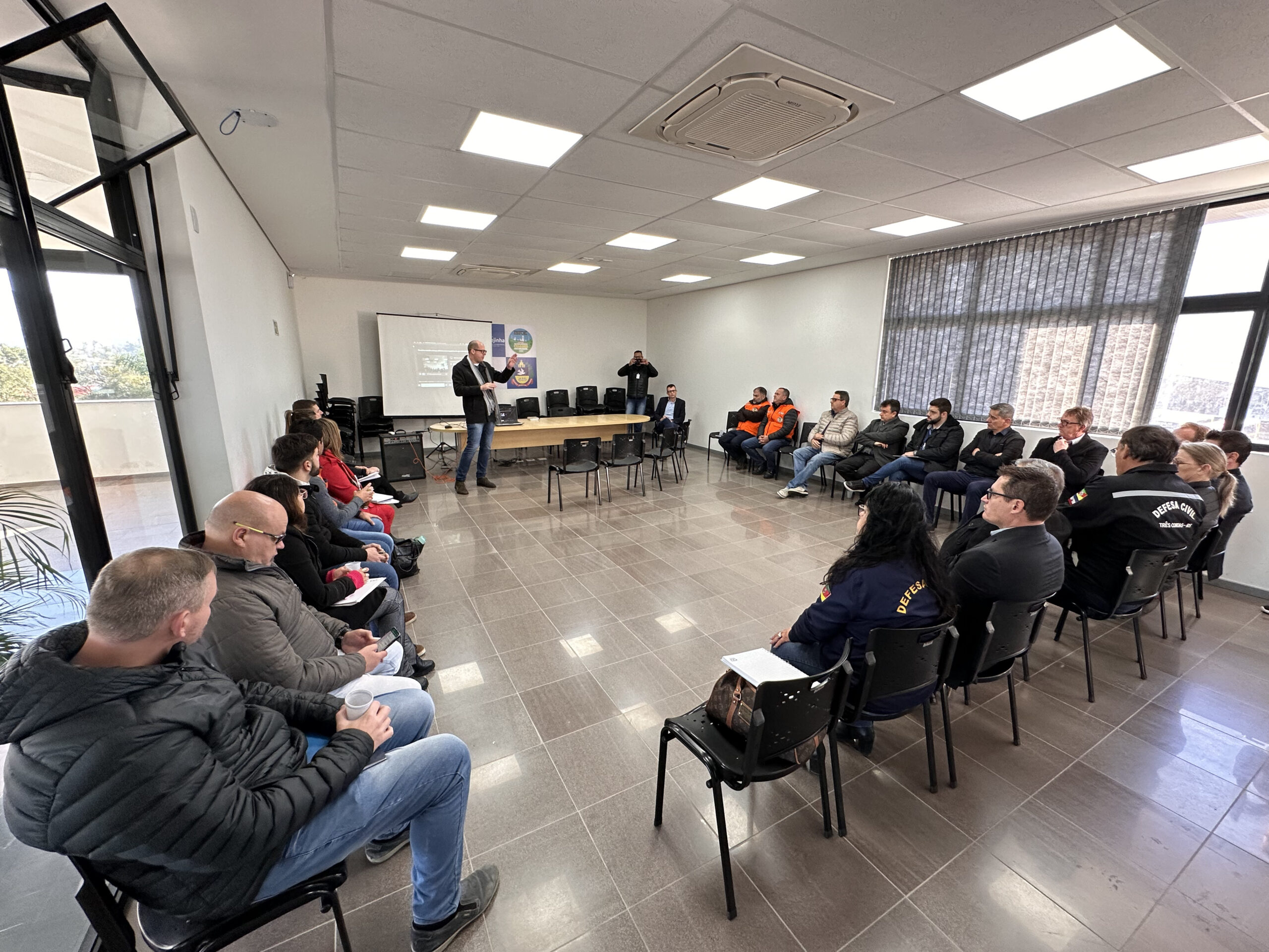 Joel realiza reuniões com secretário nacional da Defesa Civil e busca por recursos é tema central de prefeitos