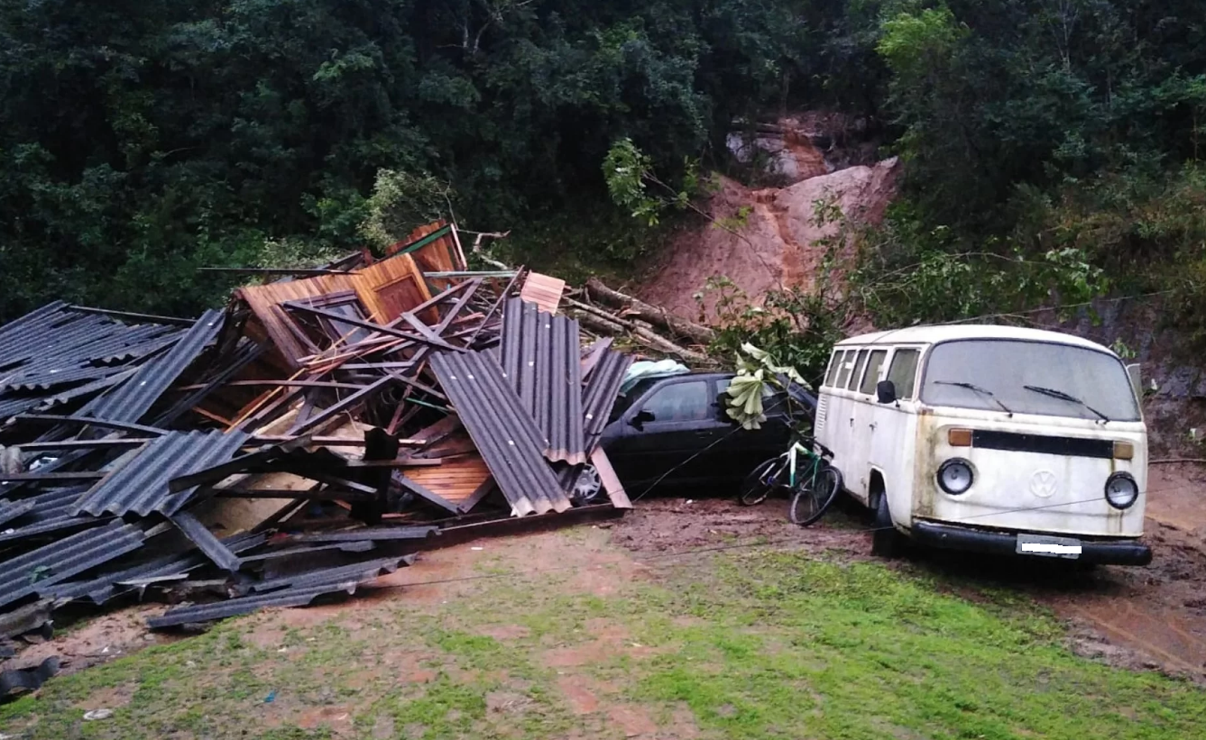 Deslizamento destrói residência, aulas são suspensas e rios saem da calha em Rolante