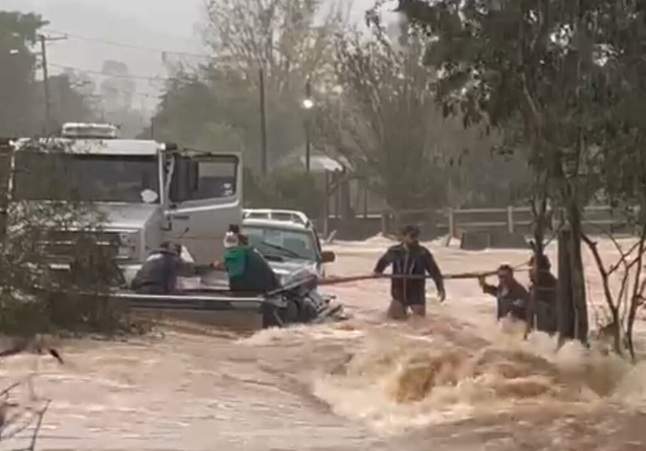 Casal e crianças se seguram em árvore após ponte cair no interior de Taquara – Veja vídeo do resgate