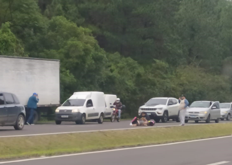 Colisão entre carro e moto deixa mulher ferida na ERS-239