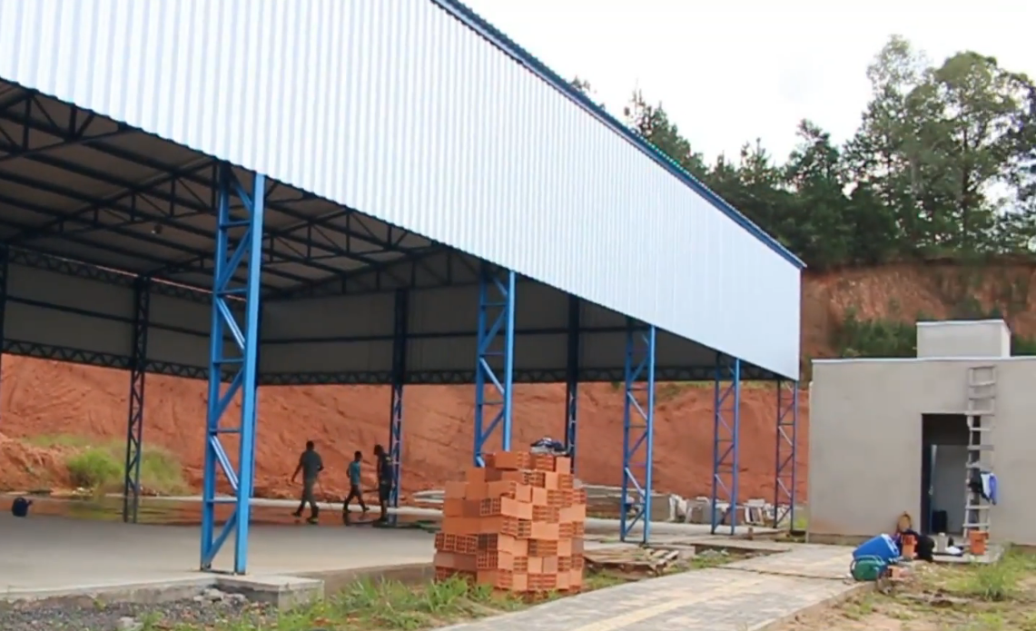 Parobé segue realizando construção da quadra poliesportiva no bairro Emancipação