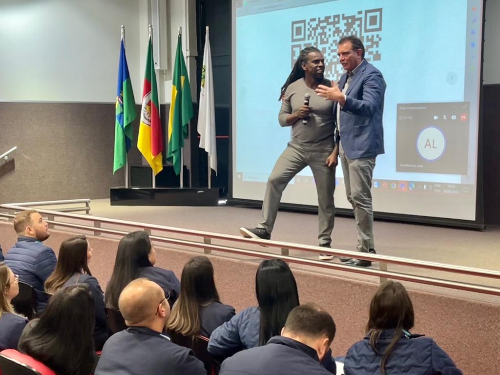 Colaboradores da Rede de Farmácias São João participam de palestra com o ex-jogador Tinga