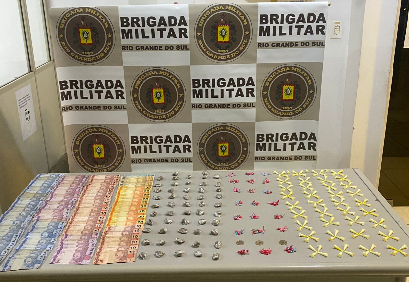 Brigada Militar prende dois homens e apreende adolescente por tráfico de drogas em Taquara