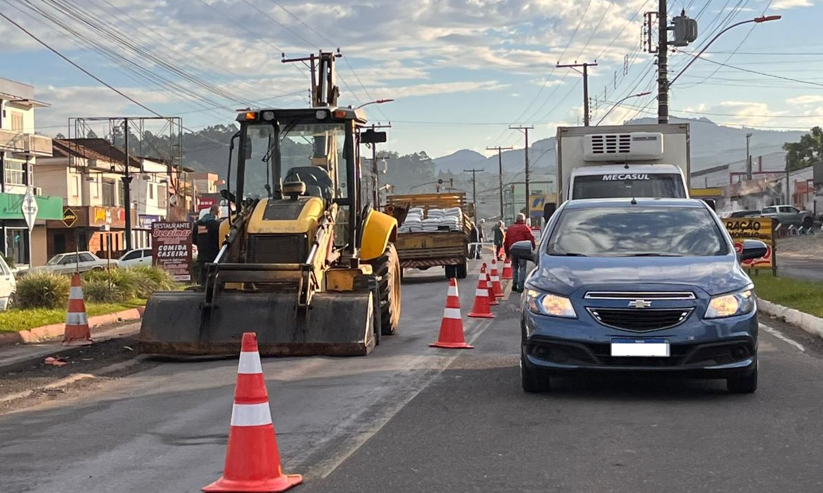 DAER realiza reforma do asfalto na Avenida Sebastião Amoretti em Taquara nesta quarta-feira