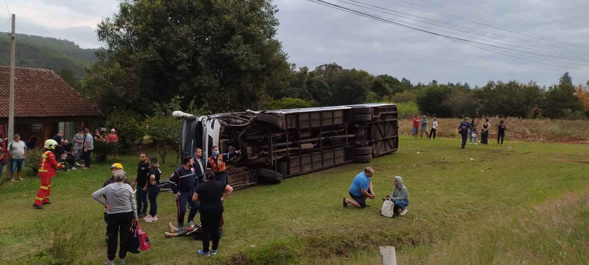 Acidente envolve ônibus e carro em Taquara