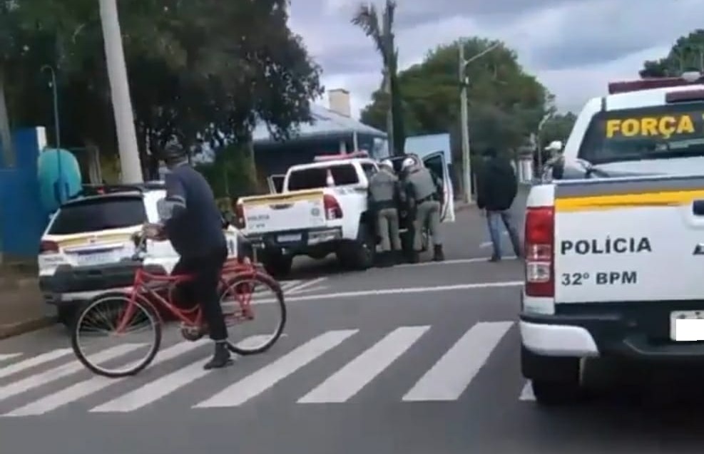 Homem é contido após ter surto psicótico em frente à escola no bairro Jardim em Parobé