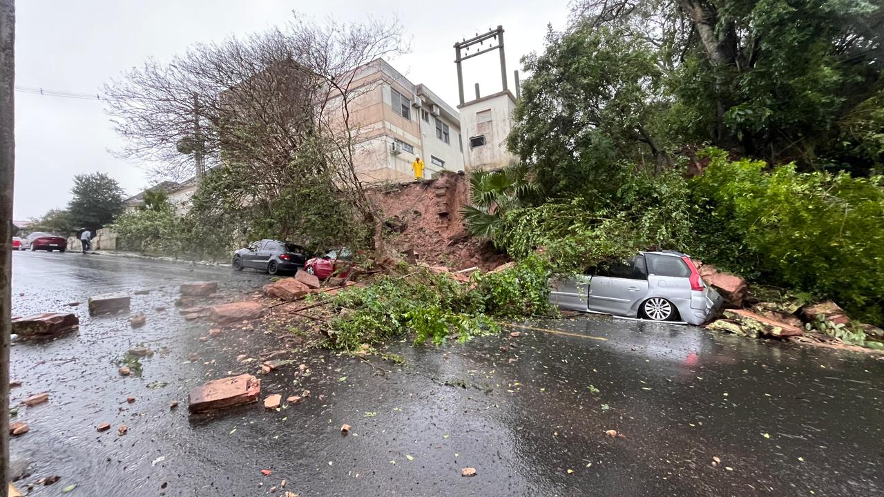 Muro do hospital de Taquara cai sobre veículos estacionados; veja fotos e vídeo do local