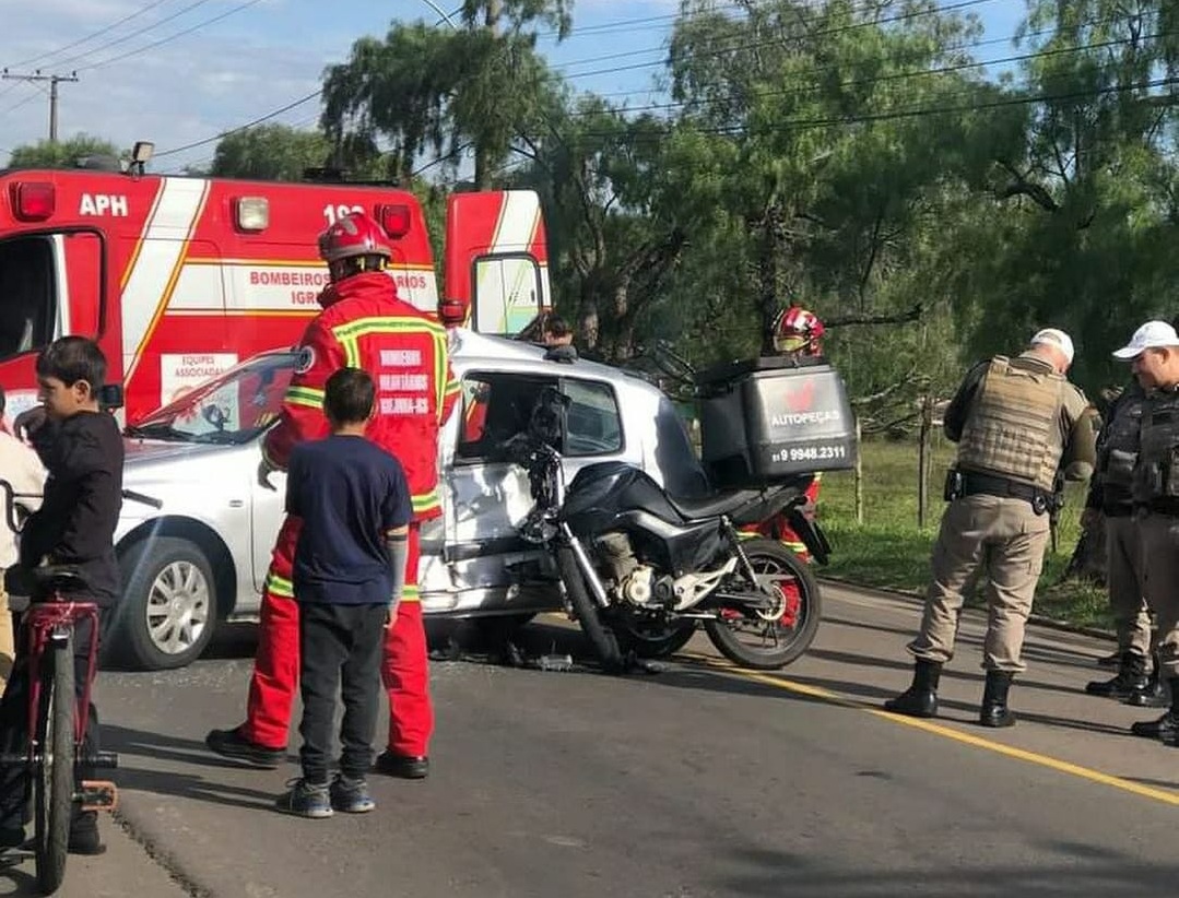 Colisão entre carro e moto deixa duas pessoas feridas em Igrejinha