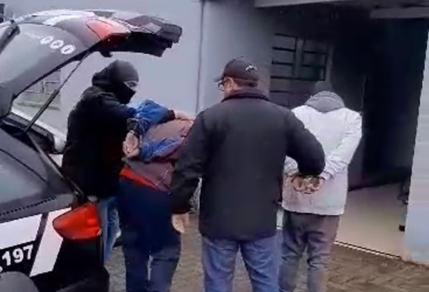 Operação da Polícia Civil de Igrejinha prende dois homens e apreende drogas e arma de fogo