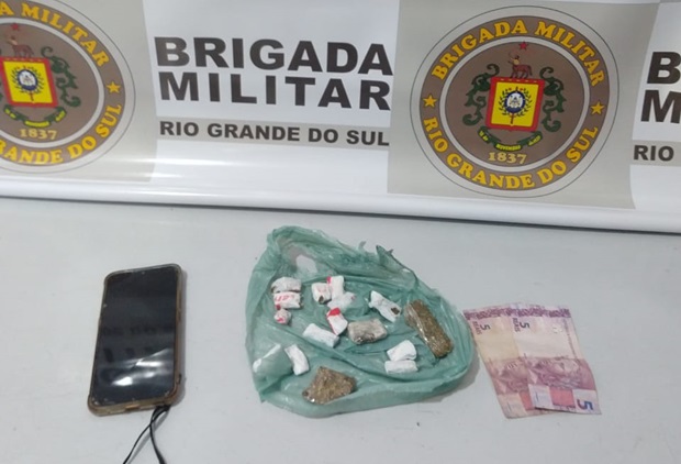 Jovens são presos com 16 porções de maconha em Três Coroas