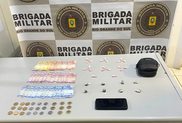Homem é preso e adolescente apreendido como suspeitos por tráfico de drogas em Taquara