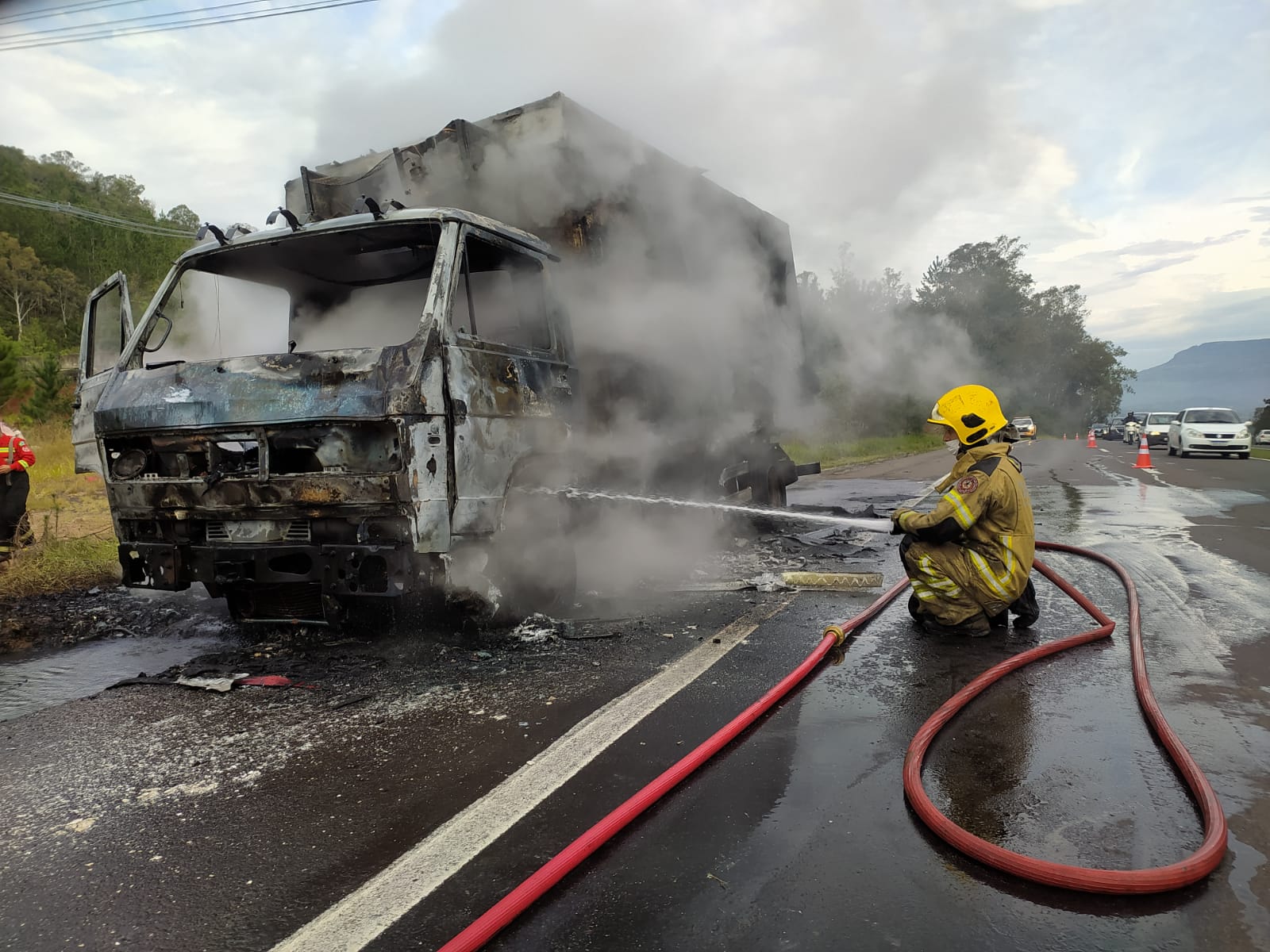 Caminhão tem perda total após pegar fogo na ERS-239 em Parobé
