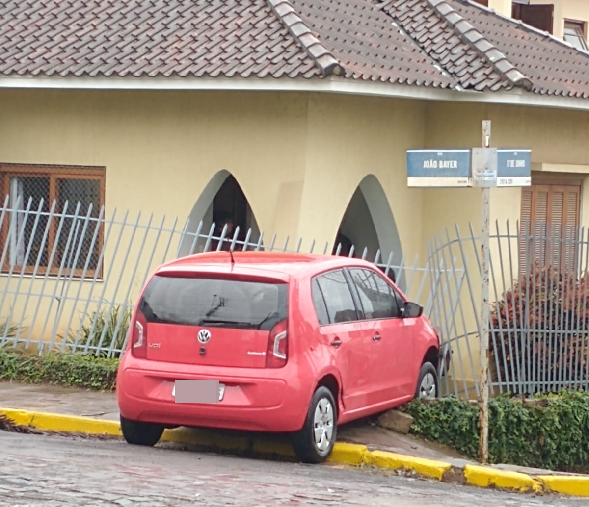 Veículos colidem no Centro de Taquara e um deles vai parar na frente de uma residência