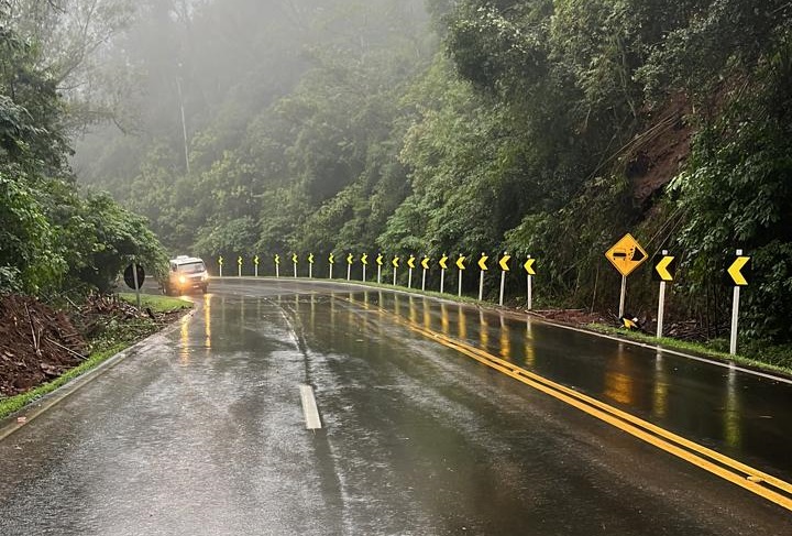 Trânsito na ERS-115 é totalmente liberado após limpeza da pista entre Três Coroas e Gramado