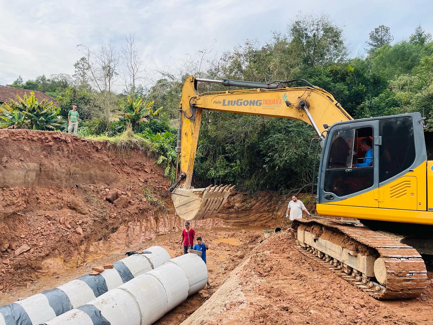 Secretaria de Obras de Taquara realiza melhorias na canalização do Beco Arno Cassel em Fazenda Fialho